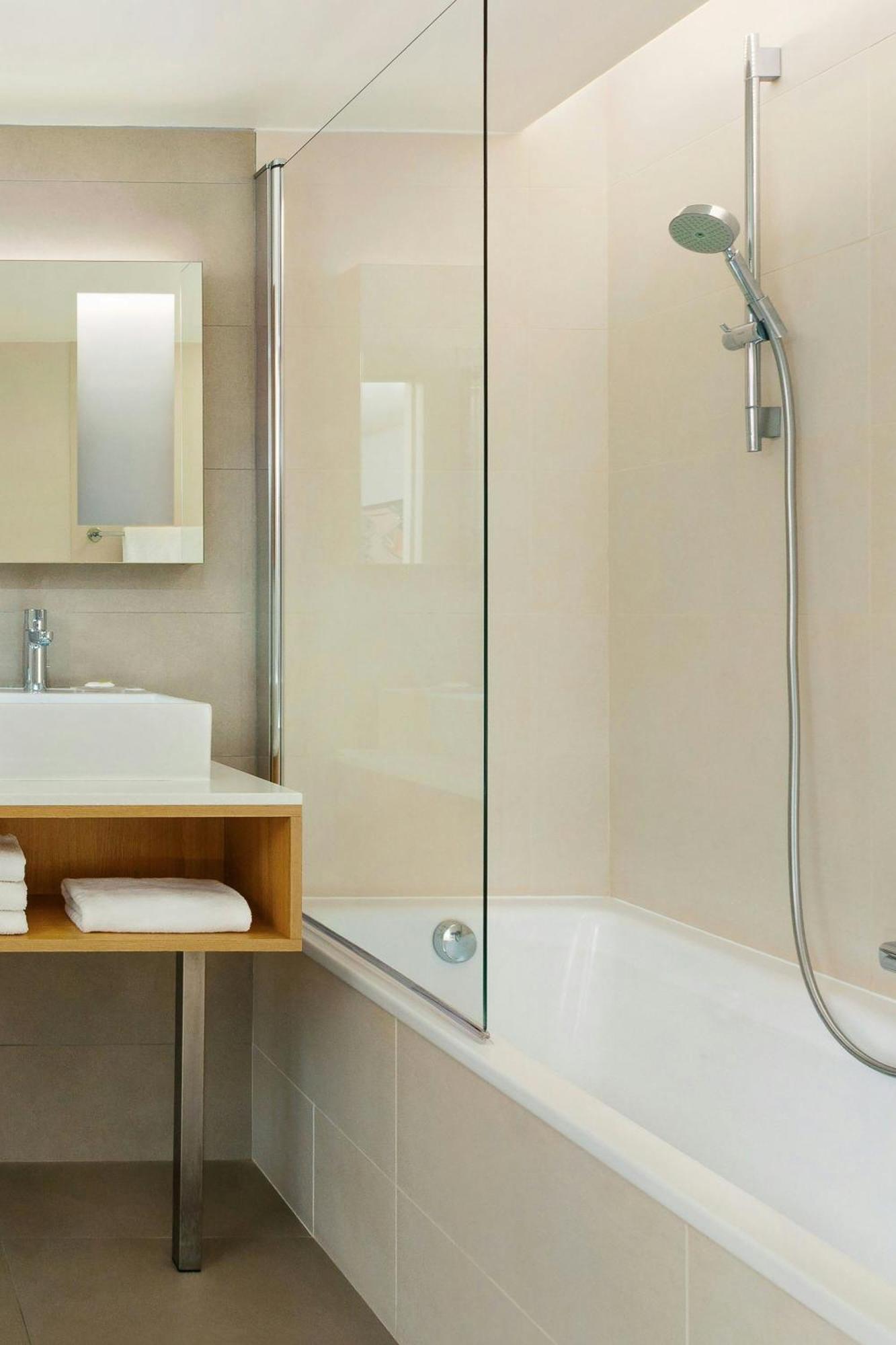 Courtyard By Marriott Montpellier Hotell Exteriör bild